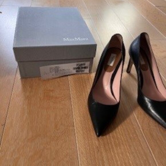 MaxMara Black Leather Pointed Toe Pumps - Picture 3 of 3